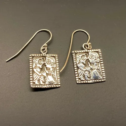Vikinge Ørehængere i sølv - Guldgubbe kys, kys, kærlighed, kærlighedsamulet, held i kærlighed, morgengave, bryllup, forlovelse, valentinesgave, guldgubbe, elskende, vikingesmykker, vikinger, vikingefund, ribe, guldskat, øreringe, ørehængere, firkantede, plader, mønter, museumssmykke, museumssmykker, oldtiden, gamle guder, nordiske guder, nordisk, mytologi, myter, aser, asatro, solen, sølv, ægte sølv, sterling sølv, sølvsmykker, sølvøreringe, hængere, lange øreringe, biti, ribe, domkirken, vadehavet, vadehavscenteret, vikingemuseum, vikingeby, vikinger ansgar