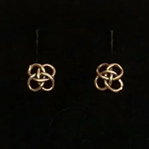 Vikingeørestikkere Bronze - Jordknuden, Vikingeørestikkere Bronze - Jordknuden Lille, vikinger, vikingesmykker, vikingeørestikkere, ørestikkere, studs, bronze, guld, ægte, vikingetiden, keltiske, gyldne, små, flettede, fletværk, kopismykker, kopi, fund, udgravninger, guldskat, sølvskat, vikingekopi, museumssmykker, museumssmykke, knude, knuder, interessante, flotte, specielle, nordiske, guder, aser, asatro, solhverv, evigheden, infinity, never ending, amulet, amuletter, harmoni, harmoniske, ribe, ansgar, dagmar, vadehavet, domkirkepladsen, domkirke, biti,