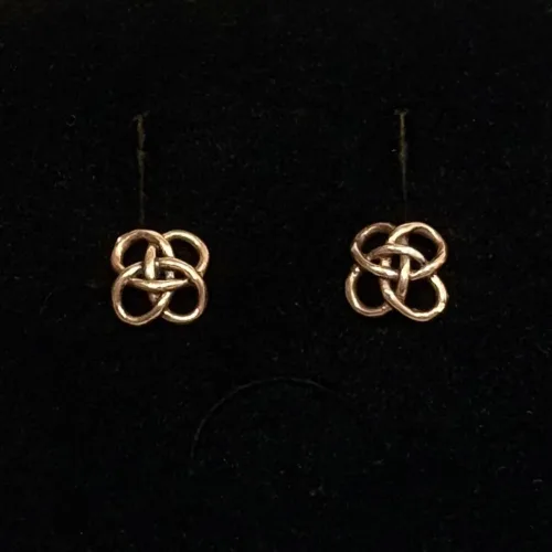 Vikingeørestikkere Bronze - Jordknuden, Vikingeørestikkere Bronze - Jordknuden Lille, vikinger, vikingesmykker, vikingeørestikkere, ørestikkere, studs, bronze, guld, ægte, vikingetiden, keltiske, gyldne, små, flettede, fletværk, kopismykker, kopi, fund, udgravninger, guldskat, sølvskat, vikingekopi, museumssmykker, museumssmykke, knude, knuder, interessante, flotte, specielle, nordiske, guder, aser, asatro, solhverv, evigheden, infinity, never ending, amulet, amuletter, harmoni, harmoniske, ribe, ansgar, dagmar, vadehavet, domkirkepladsen, domkirke, biti,