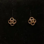 Vikingeørestikkere Bronze - Jordknuden, Vikingeørestikkere Bronze - Jordknuden Lille, vikinger, vikingesmykker, vikingeørestikkere, ørestikkere, studs, bronze, guld, ægte, vikingetiden, keltiske, gyldne, små, flettede, fletværk, kopismykker, kopi, fund, udgravninger, guldskat, sølvskat, vikingekopi, museumssmykker, museumssmykke, knude, knuder, interessante, flotte, specielle, nordiske, guder, aser, asatro, solhverv, evigheden, infinity, never ending, amulet, amuletter, harmoni, harmoniske, ribe, ansgar, dagmar, vadehavet, domkirkepladsen, domkirke, biti,