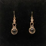 Ørehængere Bronze - Gotlandsk krystal med Fenris 10 mm, ulven, Fenris, Lokes søn, Ragnarok, fenrisulven, ulvehoved, Ørehængere Bronze - Gotlandsk krystal 12 mm, Ørehængere Bronze - Gotlandsk krystal 10 mm, Vikinge Ørehængere i bronze - Gotlandsk krystal enkel, ørehængere, øreringe, ørenringe, øresmykker, bronze, smykker, vikingesmykker, museumssmykker, museums, kopismykker, vikingekopier, oldtidsfund, historiske smykker, ægte, originale, aser, nordisk, nordiske, mytologi, gamle, symbolik, amuletter, specielle, kvalitet, ribe, biti, fund,