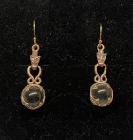 Ørehængere Bronze - Gotlandsk krystal med Fenris 12 mm, Ørehængere Bronze - Gotlandsk krystal med Fenris 10 mm, ulven, Fenris, Lokes søn, Ragnarok, fenrisulven, ulvehoved, Ørehængere Bronze - Gotlandsk krystal 12 mm, Ørehængere Bronze - Gotlandsk krystal stor, Vikinge Ørehængere i bronze - Gotlandsk krystal enkel, ørehængere, øreringe, ørenringe, øresmykker, bronze, smykker, vikingesmykker, museumssmykker, museums, kopismykker, vikingekopier, oldtidsfund, historiske smykker, ægte, originale, aser, nordisk, nordiske, mytologi, gamle, symbolik, amuletter, specielle, kvalitet, ribe, biti, fund,