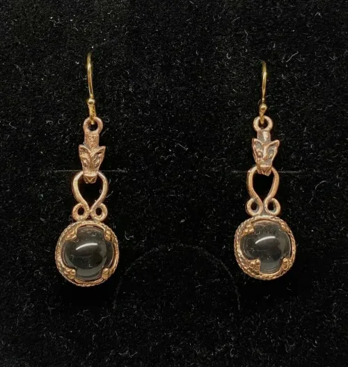 Ørehængere Bronze - Gotlandsk krystal med Fenris 12 mm, Ørehængere Bronze - Gotlandsk krystal med Fenris 10 mm, ulven, Fenris, Lokes søn, Ragnarok, fenrisulven, ulvehoved, Ørehængere Bronze - Gotlandsk krystal 12 mm, Ørehængere Bronze - Gotlandsk krystal stor, Vikinge Ørehængere i bronze - Gotlandsk krystal enkel, ørehængere, øreringe, ørenringe, øresmykker, bronze, smykker, vikingesmykker, museumssmykker, museums, kopismykker, vikingekopier, oldtidsfund, historiske smykker, ægte, originale, aser, nordisk, nordiske, mytologi, gamle, symbolik, amuletter, specielle, kvalitet, ribe, biti, fund,