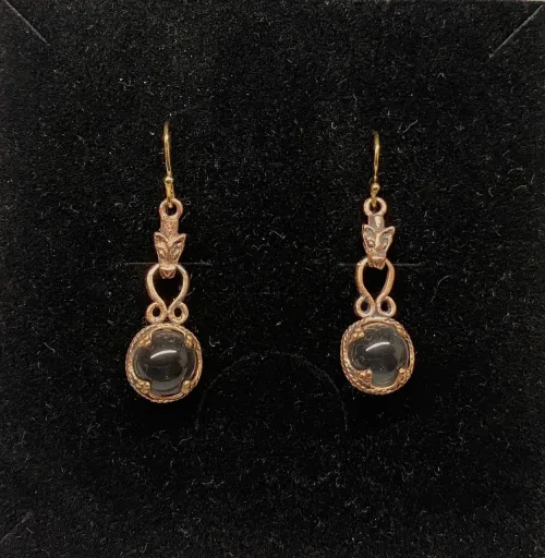 Ørehængere Bronze - Gotlandsk krystal med Fenris 10 mm, ulven, Fenris, Lokes søn, Ragnarok, fenrisulven, ulvehoved, Ørehængere Bronze - Gotlandsk krystal 12 mm, Ørehængere Bronze - Gotlandsk krystal 10 mm, Vikinge Ørehængere i bronze - Gotlandsk krystal enkel, ørehængere, øreringe, ørenringe, øresmykker, bronze, smykker, vikingesmykker, museumssmykker, museums, kopismykker, vikingekopier, oldtidsfund, historiske smykker, ægte, originale, aser, nordisk, nordiske, mytologi, gamle, symbolik, amuletter, specielle, kvalitet, ribe, biti, fund,