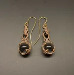 Ørehængere Bronze - Gotlandsk krystal med Fenris 10 mm, ulven, Fenris, Lokes søn, Ragnarok, fenrisulven, ulvehoved, Ørehængere Bronze - Gotlandsk krystal 12 mm, Ørehængere Bronze - Gotlandsk krystal 10 mm, Vikinge Ørehængere i bronze - Gotlandsk krystal enkel, ørehængere, øreringe, ørenringe, øresmykker, bronze, smykker, vikingesmykker, museumssmykker, museums, kopismykker, vikingekopier, oldtidsfund, historiske smykker, ægte, originale, aser, nordisk, nordiske, mytologi, gamle, symbolik, amuletter, specielle, kvalitet, ribe, biti, fund,