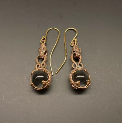 Ørehængere Bronze - Gotlandsk krystal med Fenris 10 mm, ulven, Fenris, Lokes søn, Ragnarok, fenrisulven, ulvehoved, Ørehængere Bronze - Gotlandsk krystal 12 mm, Ørehængere Bronze - Gotlandsk krystal 10 mm, Vikinge Ørehængere i bronze - Gotlandsk krystal enkel, ørehængere, øreringe, ørenringe, øresmykker, bronze, smykker, vikingesmykker, museumssmykker, museums, kopismykker, vikingekopier, oldtidsfund, historiske smykker, ægte, originale, aser, nordisk, nordiske, mytologi, gamle, symbolik, amuletter, specielle, kvalitet, ribe, biti, fund,