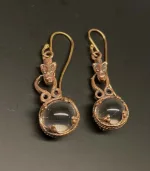 Ørehængere Bronze - Gotlandsk krystal med Fenris 10 mm, ulven, Fenris, Lokes søn, Ragnarok, fenrisulven, ulvehoved, Ørehængere Bronze - Gotlandsk krystal 12 mm, Ørehængere Bronze - Gotlandsk krystal 10 mm, Vikinge Ørehængere i bronze - Gotlandsk krystal enkel, ørehængere, øreringe, ørenringe, øresmykker, bronze, smykker, vikingesmykker, museumssmykker, museums, kopismykker, vikingekopier, oldtidsfund, historiske smykker, ægte, originale, aser, nordisk, nordiske, mytologi, gamle, symbolik, amuletter, specielle, kvalitet, ribe, biti, fund,