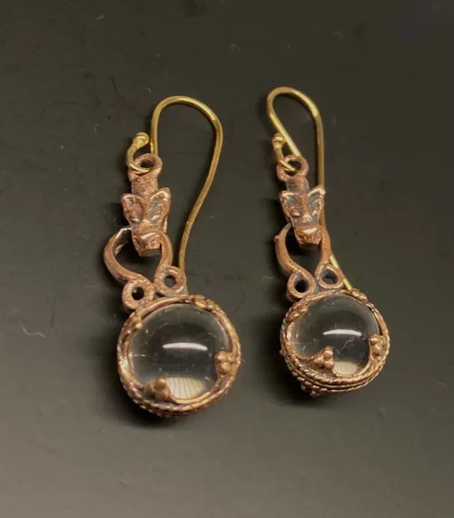 Ørehængere Bronze - Gotlandsk krystal med Fenris 10 mm, ulven, Fenris, Lokes søn, Ragnarok, fenrisulven, ulvehoved, Ørehængere Bronze - Gotlandsk krystal 12 mm, Ørehængere Bronze - Gotlandsk krystal 10 mm, Vikinge Ørehængere i bronze - Gotlandsk krystal enkel, ørehængere, øreringe, ørenringe, øresmykker, bronze, smykker, vikingesmykker, museumssmykker, museums, kopismykker, vikingekopier, oldtidsfund, historiske smykker, ægte, originale, aser, nordisk, nordiske, mytologi, gamle, symbolik, amuletter, specielle, kvalitet, ribe, biti, fund,