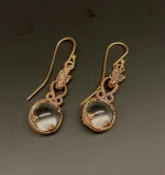 Ørehængere Bronze - Gotlandsk krystal med Fenris 12 mm, Ørehængere Bronze - Gotlandsk krystal med Fenris 10 mm, ulven, Fenris, Lokes søn, Ragnarok, fenrisulven, ulvehoved, Ørehængere Bronze - Gotlandsk krystal 12 mm, Ørehængere Bronze - Gotlandsk krystal stor, Vikinge Ørehængere i bronze - Gotlandsk krystal enkel, ørehængere, øreringe, ørenringe, øresmykker, bronze, smykker, vikingesmykker, museumssmykker, museums, kopismykker, vikingekopier, oldtidsfund, historiske smykker, ægte, originale, aser, nordisk, nordiske, mytologi, gamle, symbolik, amuletter, specielle, kvalitet, ribe, biti, fund,