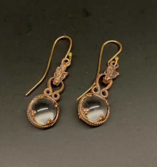 Ørehængere Bronze - Gotlandsk krystal med Fenris 12 mm, Ørehængere Bronze - Gotlandsk krystal med Fenris 10 mm, ulven, Fenris, Lokes søn, Ragnarok, fenrisulven, ulvehoved, Ørehængere Bronze - Gotlandsk krystal 12 mm, Ørehængere Bronze - Gotlandsk krystal stor, Vikinge Ørehængere i bronze - Gotlandsk krystal enkel, ørehængere, øreringe, ørenringe, øresmykker, bronze, smykker, vikingesmykker, museumssmykker, museums, kopismykker, vikingekopier, oldtidsfund, historiske smykker, ægte, originale, aser, nordisk, nordiske, mytologi, gamle, symbolik, amuletter, specielle, kvalitet, ribe, biti, fund,