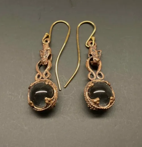 Ørehængere Bronze - Gotlandsk krystal med Fenris 12 mm, Ørehængere Bronze - Gotlandsk krystal med Fenris 10 mm, ulven, Fenris, Lokes søn, Ragnarok, fenrisulven, ulvehoved, Ørehængere Bronze - Gotlandsk krystal 12 mm, Ørehængere Bronze - Gotlandsk krystal stor, Vikinge Ørehængere i bronze - Gotlandsk krystal enkel, ørehængere, øreringe, ørenringe, øresmykker, bronze, smykker, vikingesmykker, museumssmykker, museums, kopismykker, vikingekopier, oldtidsfund, historiske smykker, ægte, originale, aser, nordisk, nordiske, mytologi, gamle, symbolik, amuletter, specielle, kvalitet, ribe, biti, fund,