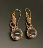 Ørehængere Bronze - Gotlandsk krystal med Fenris 12 mm, Ørehængere Bronze - Gotlandsk krystal med Fenris 10 mm, ulven, Fenris, Lokes søn, Ragnarok, fenrisulven, ulvehoved, Ørehængere Bronze - Gotlandsk krystal 12 mm, Ørehængere Bronze - Gotlandsk krystal stor, Vikinge Ørehængere i bronze - Gotlandsk krystal enkel, ørehængere, øreringe, ørenringe, øresmykker, bronze, smykker, vikingesmykker, museumssmykker, museums, kopismykker, vikingekopier, oldtidsfund, historiske smykker, ægte, originale, aser, nordisk, nordiske, mytologi, gamle, symbolik, amuletter, specielle, kvalitet, ribe, biti, fund,