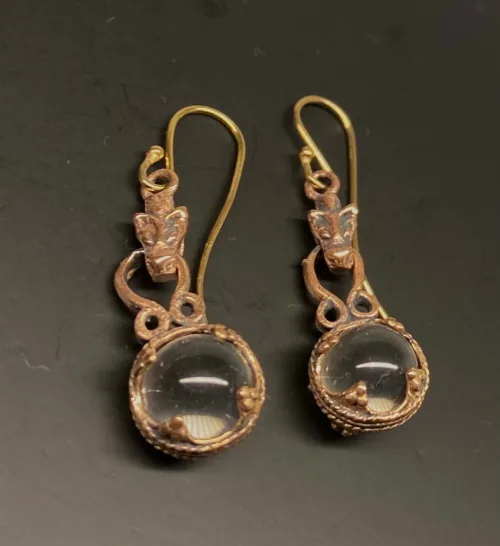 Ørehængere Bronze - Gotlandsk krystal med Fenris 12 mm, Ørehængere Bronze - Gotlandsk krystal med Fenris 10 mm, ulven, Fenris, Lokes søn, Ragnarok, fenrisulven, ulvehoved, Ørehængere Bronze - Gotlandsk krystal 12 mm, Ørehængere Bronze - Gotlandsk krystal stor, Vikinge Ørehængere i bronze - Gotlandsk krystal enkel, ørehængere, øreringe, ørenringe, øresmykker, bronze, smykker, vikingesmykker, museumssmykker, museums, kopismykker, vikingekopier, oldtidsfund, historiske smykker, ægte, originale, aser, nordisk, nordiske, mytologi, gamle, symbolik, amuletter, specielle, kvalitet, ribe, biti, fund,