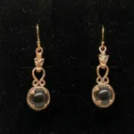 Ørehængere Bronze - Gotlandsk krystal med Fenris 12 mm, Ørehængere Bronze - Gotlandsk krystal med Fenris 10 mm, ulven, Fenris, Lokes søn, Ragnarok, fenrisulven, ulvehoved, Ørehængere Bronze - Gotlandsk krystal 12 mm, Ørehængere Bronze - Gotlandsk krystal stor, Vikinge Ørehængere i bronze - Gotlandsk krystal enkel, ørehængere, øreringe, ørenringe, øresmykker, bronze, smykker, vikingesmykker, museumssmykker, museums, kopismykker, vikingekopier, oldtidsfund, historiske smykker, ægte, originale, aser, nordisk, nordiske, mytologi, gamle, symbolik, amuletter, specielle, kvalitet, ribe, biti, fund,