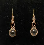 Ørehængere Bronze - Gotlandsk krystal med Fenris 12 mm, Ørehængere Bronze - Gotlandsk krystal med Fenris 10 mm, ulven, Fenris, Lokes søn, Ragnarok, fenrisulven, ulvehoved, Ørehængere Bronze - Gotlandsk krystal 12 mm, Ørehængere Bronze - Gotlandsk krystal stor, Vikinge Ørehængere i bronze - Gotlandsk krystal enkel, ørehængere, øreringe, ørenringe, øresmykker, bronze, smykker, vikingesmykker, museumssmykker, museums, kopismykker, vikingekopier, oldtidsfund, historiske smykker, ægte, originale, aser, nordisk, nordiske, mytologi, gamle, symbolik, amuletter, specielle, kvalitet, ribe, biti, fund,