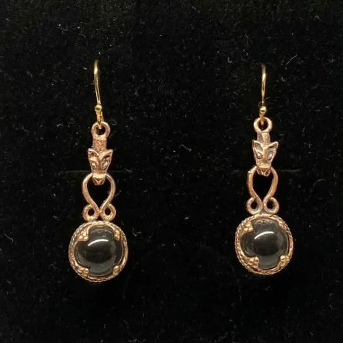 Ørehængere Bronze - Gotlandsk krystal med Fenris 12 mm, Ørehængere Bronze - Gotlandsk krystal med Fenris 10 mm, ulven, Fenris, Lokes søn, Ragnarok, fenrisulven, ulvehoved, Ørehængere Bronze - Gotlandsk krystal 12 mm, Ørehængere Bronze - Gotlandsk krystal stor, Vikinge Ørehængere i bronze - Gotlandsk krystal enkel, ørehængere, øreringe, ørenringe, øresmykker, bronze, smykker, vikingesmykker, museumssmykker, museums, kopismykker, vikingekopier, oldtidsfund, historiske smykker, ægte, originale, aser, nordisk, nordiske, mytologi, gamle, symbolik, amuletter, specielle, kvalitet, ribe, biti, fund,