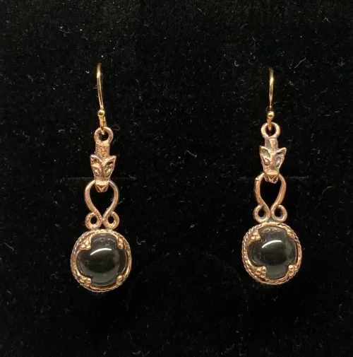 Ørehængere Bronze - Gotlandsk krystal med Fenris 12 mm, Ørehængere Bronze - Gotlandsk krystal med Fenris 10 mm, ulven, Fenris, Lokes søn, Ragnarok, fenrisulven, ulvehoved, Ørehængere Bronze - Gotlandsk krystal 12 mm, Ørehængere Bronze - Gotlandsk krystal stor, Vikinge Ørehængere i bronze - Gotlandsk krystal enkel, ørehængere, øreringe, ørenringe, øresmykker, bronze, smykker, vikingesmykker, museumssmykker, museums, kopismykker, vikingekopier, oldtidsfund, historiske smykker, ægte, originale, aser, nordisk, nordiske, mytologi, gamle, symbolik, amuletter, specielle, kvalitet, ribe, biti, fund,