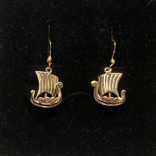 Ørehængere Bronze - Vikingskibe, Vikinge Ørehængere i bronze - Skibe Stævn, øreringe, ørehængere, bronze, vikingesmykker, vikingefund, museumssmykker, museums, fund, oldtidsfund, nordiske, mytologi, aser, asatro, ribe, biti, flotte, historiske, kopismykker, originale, ægte, vikingesmykke - ørehængere øreringe skibe i bronze, skridbladner, dragestævn,