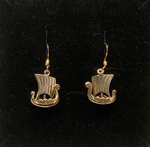 Ørehængere Bronze - Vikingskibe, Vikinge Ørehængere i bronze - Skibe Stævn, øreringe, ørehængere, bronze, vikingesmykker, vikingefund, museumssmykker, museums, fund, oldtidsfund, nordiske, mytologi, aser, asatro, ribe, biti, flotte, historiske, kopismykker, originale, ægte, vikingesmykke - ørehængere øreringe skibe i bronze, skridbladner, dragestævn,