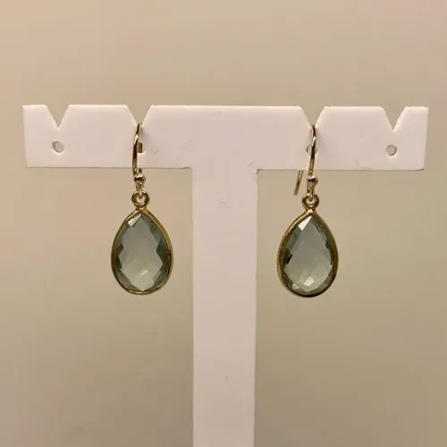 Guld Ørenringe med Facet Dråber - Grøn Kvarts, sart grønne, lysegrøn, champagnefarvet, grønlig, Forgyldte Ørenringe med runde facetsten - Grøn Kvarts, Forgyldte Ørenringe med runde facetsten - Grøn Agat, grønne, øreringe, ørehængere, ørenhængere, ørekroge, sten, med ægte, sten, ædelsten, grøn, guld, ægte, forgyldte, guldbelagte, sterling sølv, 925, facetslebne, facet, stine a, maanesten, enamel, marianne dulong, julie sandlau, susanne friis bjørner, dansk design, danske brands, flotte, små, gaveide, julegave, hængeøreringe, hængere, biti, ribe, champagnefarvede,