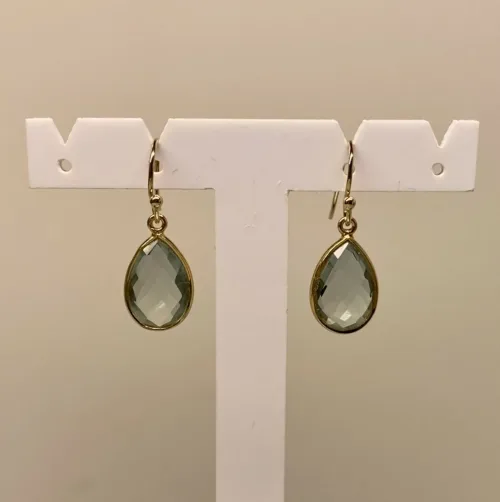 Guld Ørenringe med Facet Dråber - Grøn Kvarts, sart grønne, lysegrøn, champagnefarvet, grønlig, Forgyldte Ørenringe med runde facetsten - Grøn Kvarts, Forgyldte Ørenringe med runde facetsten - Grøn Agat, grønne, øreringe, ørehængere, ørenhængere, ørekroge, sten, med ægte, sten, ædelsten, grøn, guld, ægte, forgyldte, guldbelagte, sterling sølv, 925, facetslebne, facet, stine a, maanesten, enamel, marianne dulong, julie sandlau, susanne friis bjørner, dansk design, danske brands, flotte, små, gaveide, julegave, hængeøreringe, hængere, biti, ribe, champagnefarvede,