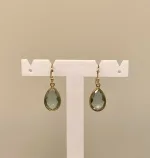 Guld Ørenringe med Facet Dråber - Grøn Kvarts, sart grønne, lysegrøn, champagnefarvet, grønlig, Forgyldte Ørenringe med runde facetsten - Grøn Kvarts, Forgyldte Ørenringe med runde facetsten - Grøn Agat, grønne, øreringe, ørehængere, ørenhængere, ørekroge, sten, med ægte, sten, ædelsten, grøn, guld, ægte, forgyldte, guldbelagte, sterling sølv, 925, facetslebne, facet, stine a, maanesten, enamel, marianne dulong, julie sandlau, susanne friis bjørner, dansk design, danske brands, flotte, små, gaveide, julegave, hængeøreringe, hængere, biti, ribe, champagnefarvede,