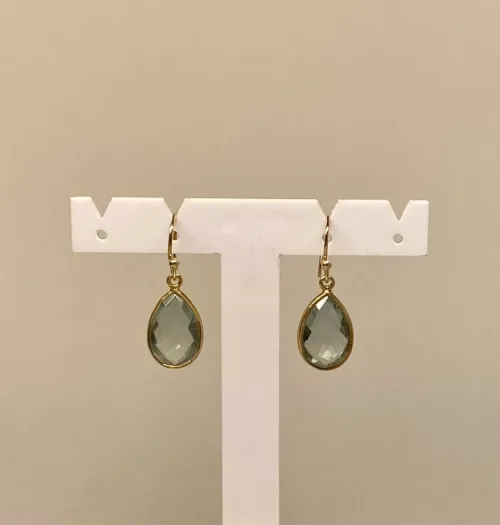 Guld Ørenringe med Facet Dråber - Grøn Kvarts, sart grønne, lysegrøn, champagnefarvet, grønlig, Forgyldte Ørenringe med runde facetsten - Grøn Kvarts, Forgyldte Ørenringe med runde facetsten - Grøn Agat, grønne, øreringe, ørehængere, ørenhængere, ørekroge, sten, med ægte, sten, ædelsten, grøn, guld, ægte, forgyldte, guldbelagte, sterling sølv, 925, facetslebne, facet, stine a, maanesten, enamel, marianne dulong, julie sandlau, susanne friis bjørner, dansk design, danske brands, flotte, små, gaveide, julegave, hængeøreringe, hængere, biti, ribe, champagnefarvede,