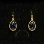 Guld Ørenringe med Facet Dråber - London Blå, Guld Ørenringe med Facet Dråber - Onyx, sorte sten, sorte dråber, sorte øreringe, guld øreringe, forgyldte, guldbelagte, ørehængere, hængeøreringe, guld kroge, dråbeformede, facetterede, facetsten, facetslebne, facetslebet, sort agat, sort onyv, blanke, biti, ribe, smykker, dansk design, danske brands, susanne friis bjørner, Maanesten, Stine A,