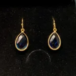 Guld Ørenringe med Facet Dråber - London Blå, Guld Ørenringe med Facet Dråber - Onyx, sorte sten, sorte dråber, sorte øreringe, guld øreringe, forgyldte, guldbelagte, ørehængere, hængeøreringe, guld kroge, dråbeformede, facetterede, facetsten, facetslebne, facetslebet, sort agat, sort onyv, blanke, biti, ribe, smykker, dansk design, danske brands, susanne friis bjørner, Maanesten, Stine A,