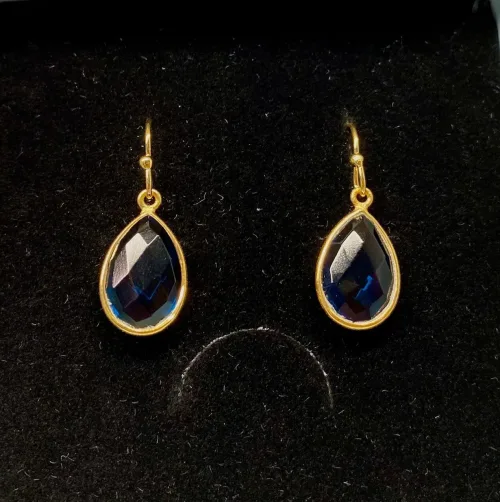 Guld Ørenringe med Facet Dråber - London Blå, Guld Ørenringe med Facet Dråber - Onyx, sorte sten, sorte dråber, sorte øreringe, guld øreringe, forgyldte, guldbelagte, ørehængere, hængeøreringe, guld kroge, dråbeformede, facetterede, facetsten, facetslebne, facetslebet, sort agat, sort onyv, blanke, biti, ribe, smykker, dansk design, danske brands, susanne friis bjørner, Maanesten, Stine A,