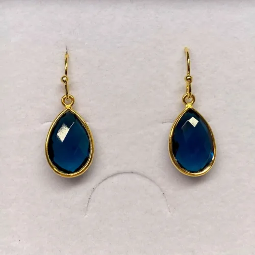 Guld Ørenringe med Facet Dråber - London Blå, Guld Ørenringe med Facet Dråber - Onyx, sorte sten, sorte dråber, sorte øreringe, guld øreringe, forgyldte, guldbelagte, ørehængere, hængeøreringe, guld kroge, dråbeformede, facetterede, facetsten, facetslebne, facetslebet, sort agat, sort onyv, blanke, biti, ribe, smykker, dansk design, danske brands, susanne friis bjørner, Maanesten, Stine A,