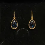 Guld Ørenringe med Facet Dråber - London Blå, Guld Ørenringe med Facet Dråber - Onyx, sorte sten, sorte dråber, sorte øreringe, guld øreringe, forgyldte, guldbelagte, ørehængere, hængeøreringe, guld kroge, dråbeformede, facetterede, facetsten, facetslebne, facetslebet, sort agat, sort onyv, blanke, biti, ribe, smykker, dansk design, danske brands, susanne friis bjørner, Maanesten, Stine A,