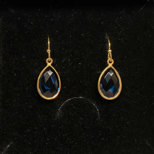 Guld Ørenringe med Facet Dråber - London Blå, Guld Ørenringe med Facet Dråber - Onyx, sorte sten, sorte dråber, sorte øreringe, guld øreringe, forgyldte, guldbelagte, ørehængere, hængeøreringe, guld kroge, dråbeformede, facetterede, facetsten, facetslebne, facetslebet, sort agat, sort onyv, blanke, biti, ribe, smykker, dansk design, danske brands, susanne friis bjørner, Maanesten, Stine A,