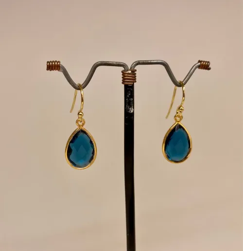 Guld Ørenringe med Facet Dråber - London Blå, Guld Ørenringe med Facet Dråber - Onyx, sorte sten, sorte dråber, sorte øreringe, guld øreringe, forgyldte, guldbelagte, ørehængere, hængeøreringe, guld kroge, dråbeformede, facetterede, facetsten, facetslebne, facetslebet, sort agat, sort onyv, blanke, biti, ribe, smykker, dansk design, danske brands, susanne friis bjørner, Maanesten, Stine A,