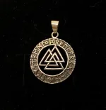 Sølv vedhæng Valknut åben med Runer, valknoot, valknude, valknot, amulet, magisk, tre, ni, magisk, stærkt, tegn, symbol, rollespil, vikingetegn, runer, runeskrift, trekanter, trekantet, symbol, tegn, motiv, vikingetid, fund, original, fund, runesten, ribe, museumssmykke, museums, smykke, vehdæhn, sølv, ægte, sterling sølv, biti, ansgar, udgravninger, gaveide, gave