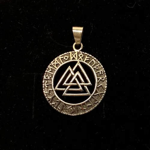 Sølv vedhæng Valknut åben med Runer, valknoot, valknude, valknot, amulet, magisk, tre, ni, magisk, stærkt, tegn, symbol, rollespil, vikingetegn, runer, runeskrift, trekanter, trekantet, symbol, tegn, motiv, vikingetid, fund, original, fund, runesten, ribe, museumssmykke, museums, smykke, vehdæhn, sølv, ægte, sterling sølv, biti, ansgar, udgravninger, gaveide, gave