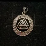 Sølv vedhæng Valknut åben med Runer, valknoot, valknude, valknot, amulet, magisk, tre, ni, magisk, stærkt, tegn, symbol, rollespil, vikingetegn, runer, runeskrift, trekanter, trekantet, symbol, tegn, motiv, vikingetid, fund, original, fund, runesten, ribe, museumssmykke, museums, smykke, vehdæhn, sølv, ægte, sterling sølv, biti, ansgar, udgravninger, gaveide, gave