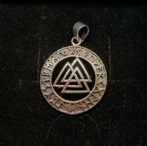 Sølv vedhæng Valknut åben med Runer, valknoot, valknude, valknot, amulet, magisk, tre, ni, magisk, stærkt, tegn, symbol, rollespil, vikingetegn, runer, runeskrift, trekanter, trekantet, symbol, tegn, motiv, vikingetid, fund, original, fund, runesten, ribe, museumssmykke, museums, smykke, vehdæhn, sølv, ægte, sterling sølv, biti, ansgar, udgravninger, gaveide, gave