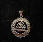 Sølv vedhæng Valknut åben med Runer, valknoot, valknude, valknot, amulet, magisk, tre, ni, magisk, stærkt, tegn, symbol, rollespil, vikingetegn, runer, runeskrift, trekanter, trekantet, symbol, tegn, motiv, vikingetid, fund, original, fund, runesten, ribe, museumssmykke, museums, smykke, vehdæhn, sølv, ægte, sterling sølv, biti, ansgar, udgravninger, gaveide, gave