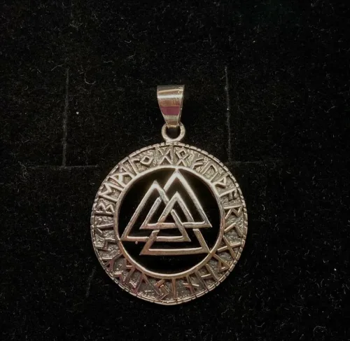 Sølv vedhæng Valknut åben med Runer, valknoot, valknude, valknot, amulet, magisk, tre, ni, magisk, stærkt, tegn, symbol, rollespil, vikingetegn, runer, runeskrift, trekanter, trekantet, symbol, tegn, motiv, vikingetid, fund, original, fund, runesten, ribe, museumssmykke, museums, smykke, vehdæhn, sølv, ægte, sterling sølv, biti, ansgar, udgravninger, gaveide, gave