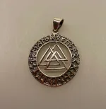 Sølv vedhæng Valknut åben med Runer, valknoot, valknude, valknot, amulet, magisk, tre, ni, magisk, stærkt, tegn, symbol, rollespil, vikingetegn, runer, runeskrift, trekanter, trekantet, symbol, tegn, motiv, vikingetid, fund, original, fund, runesten, ribe, museumssmykke, museums, smykke, vehdæhn, sølv, ægte, sterling sølv, biti, ansgar, udgravninger, gaveide, gave