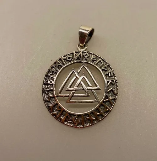 Sølv vedhæng Valknut åben med Runer, valknoot, valknude, valknot, amulet, magisk, tre, ni, magisk, stærkt, tegn, symbol, rollespil, vikingetegn, runer, runeskrift, trekanter, trekantet, symbol, tegn, motiv, vikingetid, fund, original, fund, runesten, ribe, museumssmykke, museums, smykke, vehdæhn, sølv, ægte, sterling sølv, biti, ansgar, udgravninger, gaveide, gave