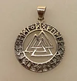 Sølv vedhæng Valknut åben med Runer, valknoot, valknude, valknot, amulet, magisk, tre, ni, magisk, stærkt, tegn, symbol, rollespil, vikingetegn, runer, runeskrift, trekanter, trekantet, symbol, tegn, motiv, vikingetid, fund, original, fund, runesten, ribe, museumssmykke, museums, smykke, vehdæhn, sølv, ægte, sterling sølv, biti, ansgar, udgravninger, gaveide, gave