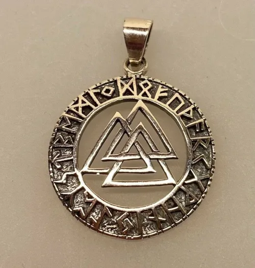 Sølv vedhæng Valknut åben med Runer, valknoot, valknude, valknot, amulet, magisk, tre, ni, magisk, stærkt, tegn, symbol, rollespil, vikingetegn, runer, runeskrift, trekanter, trekantet, symbol, tegn, motiv, vikingetid, fund, original, fund, runesten, ribe, museumssmykke, museums, smykke, vehdæhn, sølv, ægte, sterling sølv, biti, ansgar, udgravninger, gaveide, gave
