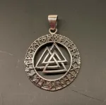 Sølv vedhæng Valknut åben med Runer, valknoot, valknude, valknot, amulet, magisk, tre, ni, magisk, stærkt, tegn, symbol, rollespil, vikingetegn, runer, runeskrift, trekanter, trekantet, symbol, tegn, motiv, vikingetid, fund, original, fund, runesten, ribe, museumssmykke, museums, smykke, vehdæhn, sølv, ægte, sterling sølv, biti, ansgar, udgravninger, gaveide, gave