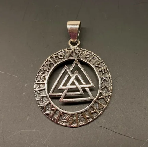 Sølv vedhæng Valknut åben med Runer, valknoot, valknude, valknot, amulet, magisk, tre, ni, magisk, stærkt, tegn, symbol, rollespil, vikingetegn, runer, runeskrift, trekanter, trekantet, symbol, tegn, motiv, vikingetid, fund, original, fund, runesten, ribe, museumssmykke, museums, smykke, vehdæhn, sølv, ægte, sterling sølv, biti, ansgar, udgravninger, gaveide, gave