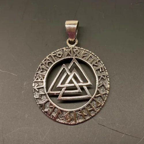 Sølv vedhæng Valknut åben med Runer, valknoot, valknude, valknot, amulet, magisk, tre, ni, magisk, stærkt, tegn, symbol, rollespil, vikingetegn, runer, runeskrift, trekanter, trekantet, symbol, tegn, motiv, vikingetid, fund, original, fund, runesten, ribe, museumssmykke, museums, smykke, vehdæhn, sølv, ægte, sterling sølv, biti, ansgar, udgravninger, gaveide, gave
