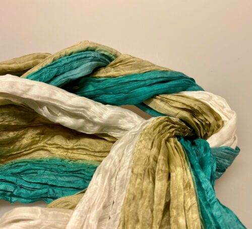 Twistet silketørklæde 1664 - Hvid/oliven/Grøn, snoet, kvalitet, tørklæde, tørklæder, silke, glat, ponge, koloreret, gaveide, luksus, håndrullet, grøn, olivengrøn, elfenbenshvid, flaskegrøn, grønne, elegant, sporty, biti, ribe,