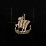 Vedhæng i sølv - Vikingeskib mellem, Vedhæng i sølv - Vikingeskib, Vedhæng i sølv - Vikingeskib, Vedhæng i sølv - Vikingeskib, skridbladner, langbåd, vikingebåd, vikingeskib, dragestævn, fund, nordisk mytologi, asatro, fund, museumssmykker, kopi smykker, danefæ, ribe, vadehavet, danmarks ældste by, biti, thor, freja, odin, ydun, idun