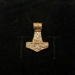 Vikingevedhæng Bronze Thorshammer - tosidet med runer, thor, vikingesmykker, vedhæng, vikingevedhæng, dobbelt, mønster, vikingefund, gamle, guder, aser, mytologi, museumssmykker, kopismykker, vikingekopi, biti, ribe, dmkirke,